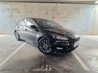 Usado Ford Focus ST-Line 125 CV (91 kW) 2018 Negro Utilitario