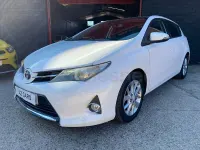 Usado Toyota Auris Active 124 CV (91 kW) 2014 Blanco Berlina