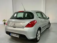 Usado Peugeot 308 Access 98 CV (72 kW) 2013 Gris / plata Berlina