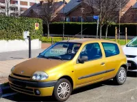 Usado Renault Clio 60 CV (44 kW) 2001 Amarillo Berlina