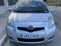 Usado Toyota Yaris Connect Style 101 CV (74 kW) 2011 Gris / plata Utilitario