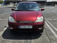 Usado Ford Focus Ghia 100 CV (73 kW) 2003 Granate Berlina