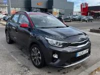 Usado Kia Stonic 120 CV (88 kW) 2019 Gris / plata SUV