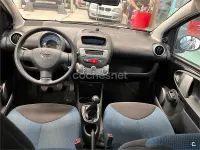 Usado Toyota Aygo Live 68 CV (50 kW) 2012 Negro Utilitario