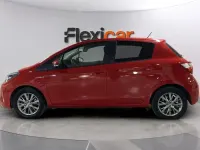 Usado Toyota Yaris Hybrid Active 100 CV (73 kW) 2018 Rojo Berlina