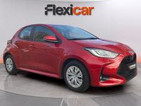 Usado Toyota Yaris Hybrid Style 116 CV (85 kW) 2023 Granate Berlina