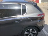 Usado Peugeot 308 Allure 99 CV (72 kW) 2018 Gris / plata Berlina