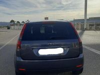 Usado Ford Fiesta Trend 90 CV (66 kW) 2005 Gris Utilitario