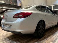 Usado Opel Astra Excellence 110 CV (80 kW) 2016 Gris / plata Berlina