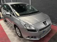 Usado Peugeot 5008 Allure 115 CV (84 kW) 2013 Gris / plata Monovolumen