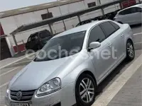 Usado VW Jetta Trendline 105 CV (77 kW) 2006 Gris / plata Berlina