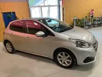 Usado Peugeot 208 Style 100 CV (73 kW) 2016 Gris / plata Utilitario