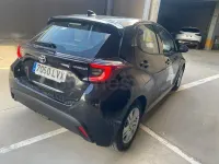 Usado Toyota Yaris Hybrid Active 116 CV (85 kW) 2022 Negro Berlina