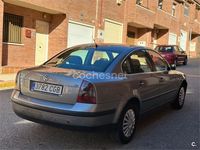 Usado VW Passat Highline 130 CV (95 kW) 2004 Gris / plata Berlina