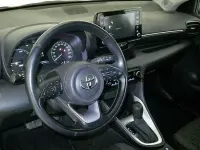 Usado Toyota Yaris Hybrid Active 116 CV (85 kW) 2022 Blanco Berlina