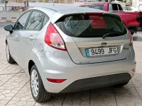 Usado Ford Fiesta Trend 82 CV (60 kW) 2015 Gris / plata Utilitario