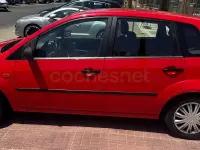 Usado Ford Fiesta Trend 80 CV (58 kW) 2004 Rojo Utilitario