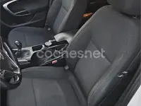 Usado Opel Insignia Selective 136 CV (100 kW) 2016 Blanco Familiar