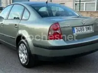 Usado VW Passat Conceptline 100 CV (73 kW) 2002 Gris / plata Berlina