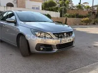 Usado Peugeot 308 Active 100 CV (73 kW) 2018 Gris / plata Berlina