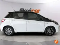 Usado Toyota Yaris Hybrid Active 100 CV (73 kW) 2019 Blanco Berlina