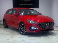 Usado Hyundai i30 110 CV (80 kW) 2022 Rojo Berlina