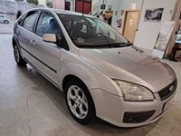 Usado Ford Focus Trend 115 CV (84 kW) 2007 Gris / plata Berlina