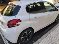 Usado Peugeot 208 Signature Sky 82 CV (60 kW) 2019 Blanco Utilitario