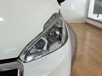 Usado Peugeot 208 Allure 102 CV (75 kW) 2019 Blanco Utilitario