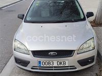 Usado Ford Focus Trend 100 CV (73 kW) 2005 Gris / plata Berlina