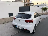 Usado Kia Rio 84 CV (61 kW) 2018 Blanco Berlina