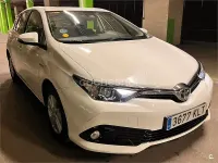 Usado Toyota Auris Hybrid Active 136 CV (100 kW) 2018 Blanco Berlina