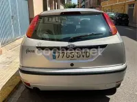 Usado Ford Focus Trend 100 CV (73 kW) 2002 Gris / plata Berlina