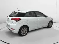 Usado Hyundai i20 90 CV (66 kW) 2018 Blanco Berlina