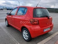 Usado Toyota Yaris Sol 87 CV (63 kW) 2004 Rojo Berlina
