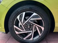 Usado Hyundai i20 101 CV (74 kW) 2024 Verde Utilitario