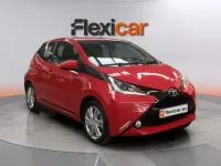Usado Toyota Aygo X-play 72 CV (52 kW) 2017 Rojo Utilitario