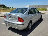 Usado Ford Focus Ghia 100 CV (73 kW) 2003 Gris / plata Berlina