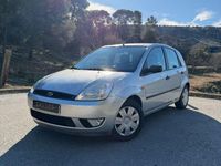 Usado Ford Fiesta Trend 80 CV (58 kW) 2005 Gris / plata Utilitario