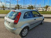 Usado Ford Fiesta Ambiente 68 CV (50 kW) 2002 Gris Utilitario