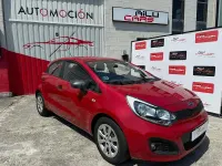 Usado Kia Rio 85 CV (62 kW) 2013 Rojo Berlina