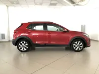 Usado Kia Stonic 101 CV (74 kW) 2022 Rojo SUV