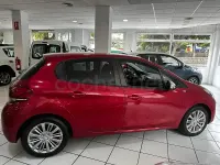 Używany Peugeot 208 Style 82 KM (60 kW) 2016 Czerwony Hatchback