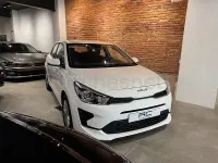 Usado Kia Rio 100 CV (73 kW) 2022 Blanco Berlina