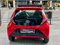 Usado Toyota Aygo x-sky 69 CV (50 kW) 2018 Rojo Utilitario