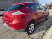 Usado Renault Mégane Authentique 100 CV (73 kW) 2012 Granate Berlina