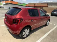 Usado Dacia Sandero Ambiance 73 CV (53 kW) 2017 Rojo Berlina