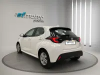 Usado Toyota Yaris Hybrid Active 116 CV (85 kW) 2021 Blanco metalizado Berlina