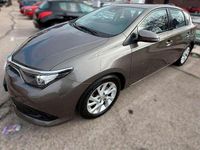 Usado Toyota Auris Hybrid Active 99 CV (72 kW) 2017 Gris Berlina