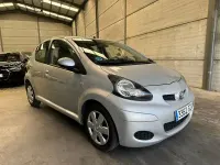 Usado Toyota Aygo 68 CV (50 kW) 2010 Gris / plata Utilitario